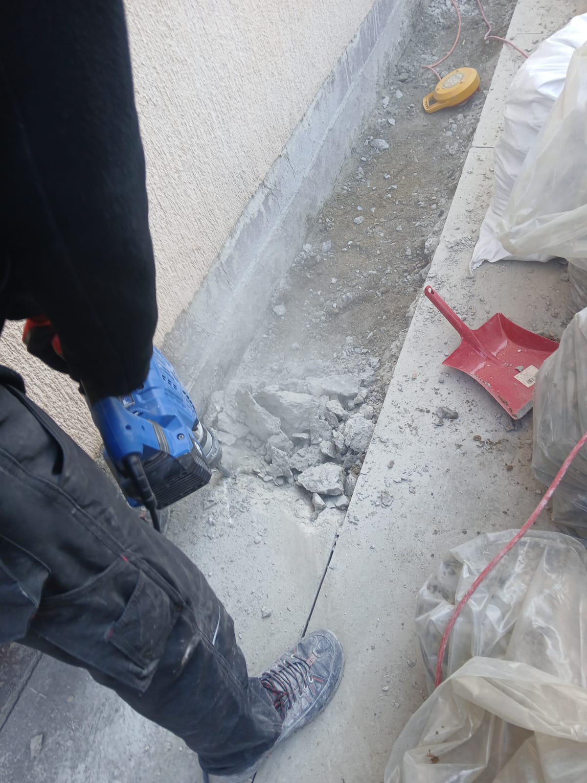 Vodoinstalater radi popravak instalacija